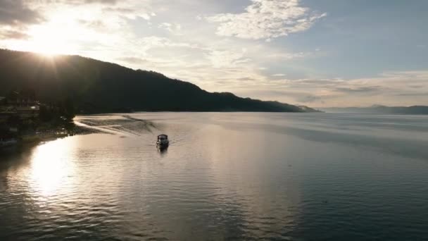 Toba Gölü Nde Güneş Işınlarında Küçük Bir Gemi Tropik Bölgede — Stok video