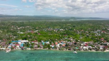 Otelleri ve dalış merkezleri olan moalboal şehrin havadan görünüşü. Dalgıçlar için popüler bir yer. Filipinler, Cebu.