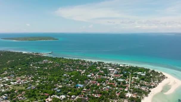 Dron Powietrzny Piaszczystej Plaży Palmami Morskim Surfem Falami Wyspa Bantayan — Wideo stockowe