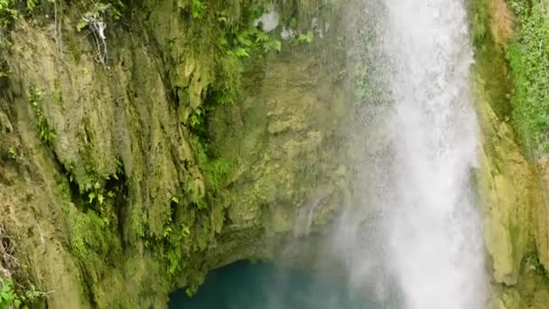 トロピカルジャングルと緑の植物と木の間の滝の空中ビュー インバンカン滝 フィリピン — ストック動画