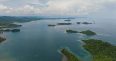 Göl kenarlı tropik adalar. Tropik bölgelerde deniz manzarası. Borneo, Sabah, Malezya.