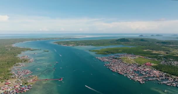 Вид Воздуха Пролив Между Островами Жилыми Домами Семпорна Сабах Малайзия — стоковое видео
