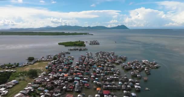 Rybářská Vesnice Nachází Vodě Výhledem Moře Shora Domy Chudých Borneo — Stock video