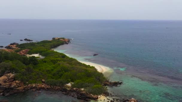 トロピカルサンディービーチとブルーオーシャンとの海の景色 ピジョン島 スリランカ — ストック動画
