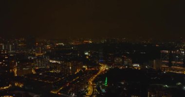 Kuala Lumpur, Malezya - 11 Eylül 2022: Kuala Lumpur şehrinin havadan görünüşü gece aydınlandı. Petronas İkiz Kuleleri ve Menara Kuala Lumpur.