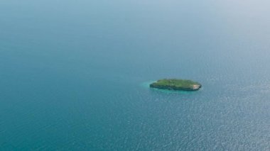 Pescador Adası 'nın okyanustaki hava aracı. Dalış için ünlü bir yer. Filipinler