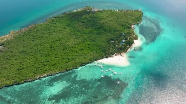 Widok Góry Małą Wyspę Plażą Błękitne Morze Wyspa Dziewicza Filipiny — Wideo stockowe