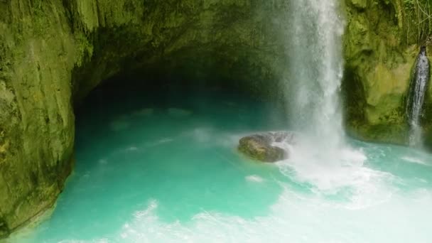緑の森の中の滝の様子 インバンカン滝 フィリピン — ストック動画