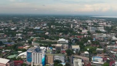 Bacolod, Filipinler 'in batısındaki Negros eyaletinin başkentidir..
