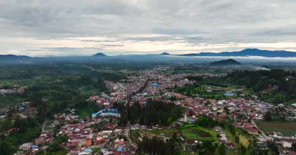 Çiftlik Arazilerinin Arasındaki Vadideki Berestagi Şehri Sumatra Endonezya — Stok video