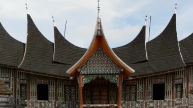 Geleneksel Endonezya tarzında Kraliyet Sarayı. İstano Silinduang Bulan. Sumatra, Endonezya.