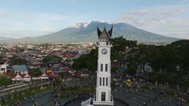 Şehir meydanı Bukitingi, saat kulesi Jam Gadang ve turistler. Sumatra. Endonezya.