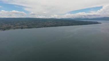 Toba Gölü 'nün havadan görünüşü dünyanın en büyük volkanik gölüdür. Sumatra, Endonezya.