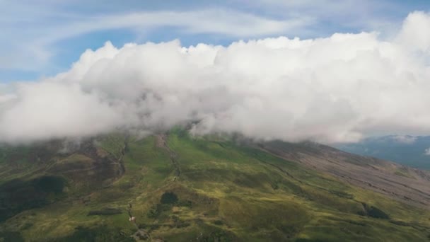 Patlamadan Sonra Tepeleri Bulutlarla Kaplı Sinabung Yanardağının Hava Manzarası Sumatra — Stok video