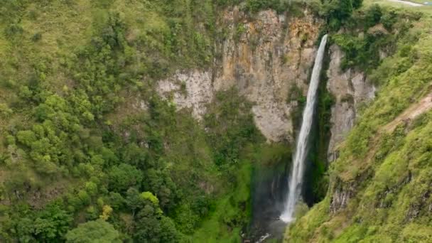 Waterval Tropische Berg Sipiso Piso Falls Een Bergkloof Sumatra Indonesië — Stockvideo