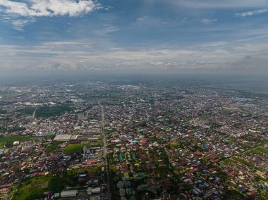 Yerleşim alanları ve evleri olan Medan şehrinin havadan görünüşü. Sumatra, Endonezya.