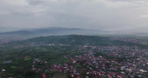 Drone Aereo Della Città Tra Piantagioni Negli Altopiani Tramonto Kayu — Video Stock