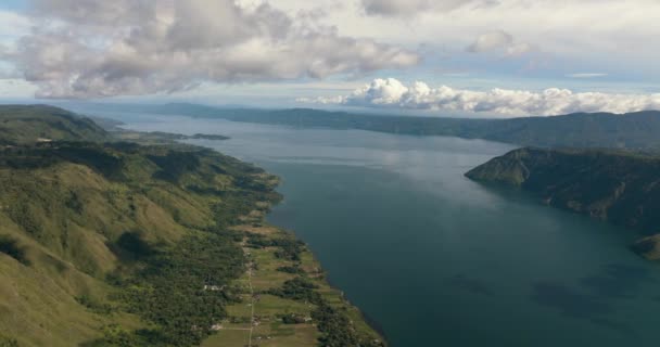 Πάνω Άποψη Της Λίμνης Toba Και Samosir Island Μεταξύ Των — Αρχείο Βίντεο