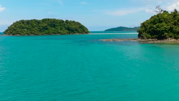 マレーシア ボルネオ島の熱帯島とターコイズ海 — ストック動画