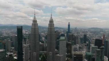 Kuala Lumpur, Malezya - 11 Eylül 2022: Petronas kulelerinin ve Kuala Lumpur siluetinin havadan görünüşü. Malezya.
