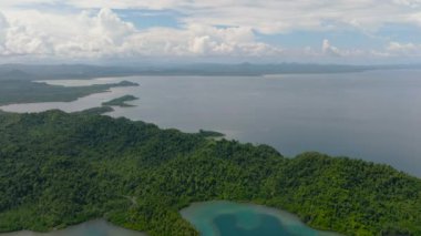 Tropikal bitki örtüsü ve Borneo kıyıları olan adaların havadan görünüşü. Sabah, Malezya.