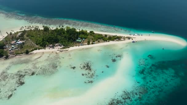Vista Aérea Bela Ilha Sibuan Com Uma Praia Atol Coral — Vídeo de Stock