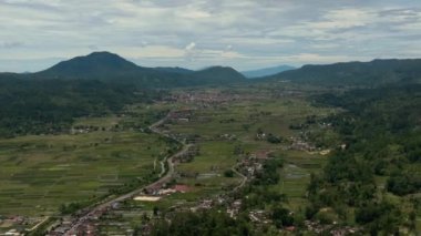 Vadideki küçük bir kasabanın havadan görünüşü tarım arazileri ve sebzeli tarlalar arasında. Sumatra, Endonezya.