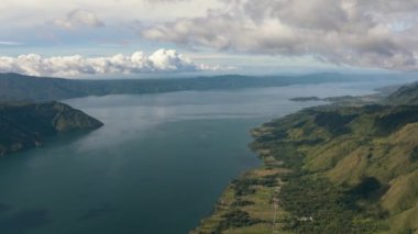 Sabahın erken saatlerinde Toba Gölü ve Samosir Adası 'nın tepesindeki dağ manzarası. Sumatra, Endonezya.