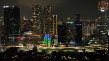 Jakarta, Endonezya - 11 Ekim 2022: Geceleri Jakarta 'da otoban ve gökdelenlerin hava aracı.