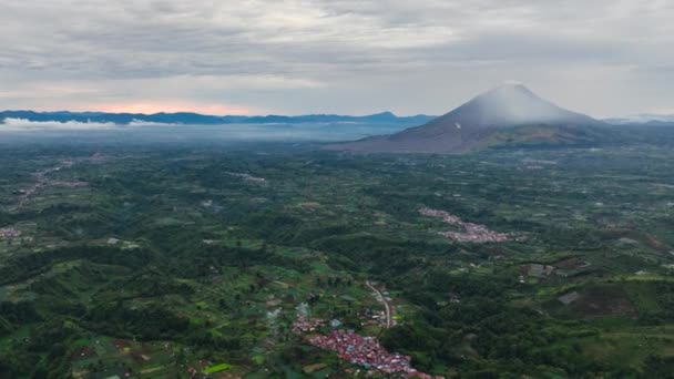 日落时的农场和Sinabung火山 贝拉塔基市 印度尼西亚苏门答腊 — 图库视频影像