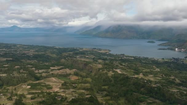 Αεροφωτογραφία Της Γεωργικής Γης Στο Νησί Samosir Και Στη Λίμνη — Αρχείο Βίντεο