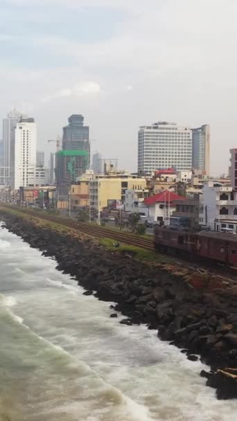 Вид Воздуха Поезд Железнодорожным Путям Шоссе Вдоль Океана Коломбо Шри — стоковое видео