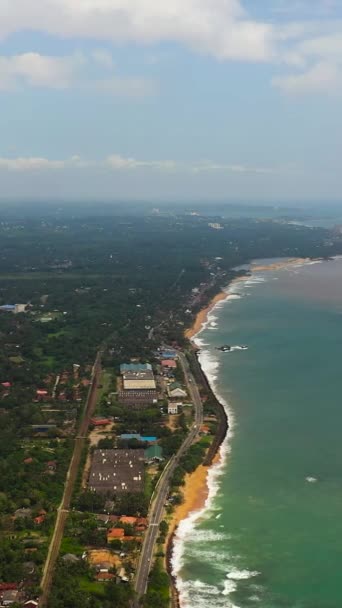 Güzel Sahil Yukarıdan Turkuaz Manzaralı Palmiye Ağaçları Hikkaduwa Sri Lanka — Stok video