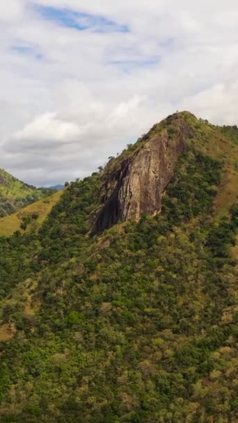 Munții Acoperit Pădurile Tropicale Copacii Cerul Albastru Nori Sri Lanka — Videoclip de stoc