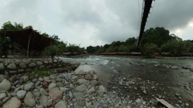 Sumatra, Endonezya - 8 Şubat 2022: Bukit Lawang 'ın Gunung Leuser Ulusal Parkı' ndaki eko-turizm orman yürüyüşünden önceki şehir manzarası.