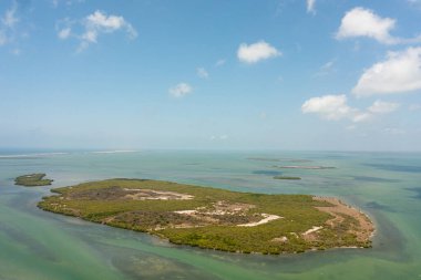 Hollanda körfezindeki tropik adaların havadan görünüşü. Sri Lanka 'da deniz manzarası.