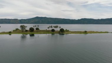 Toba Gölü 'nün havadan görünüşü büyük doğal bir göl ve palmiye ağaçları olan bir adadır. Samosir, Pulau Toba. Sumatra, Endonezya.
