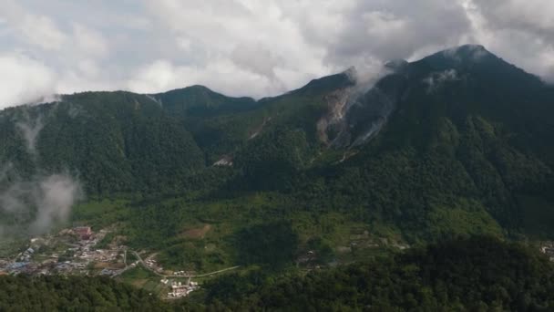Uma Cidade Sopé Vulcão Sibayak Uma Montanha Com Uma Floresta — Vídeo de Stock