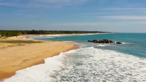 Güzel Kumlu Bir Sahil Dalgalı Okyanus Manzarası Viski Sri Lanka — Stok video