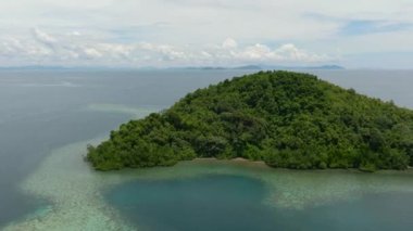 Tropikal adaların ve mavi denizin hava aracı. Borneo, Sabah, Malezya.