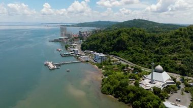 Sandakan 'ın havadan görünüşü Sabah' ın en büyük ikinci şehridir. Borneo. Malezya.