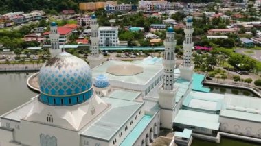 Kota Kinabalu şehrindeki güzel bir şehir camisi Bandaraya 'da. Sabah, Borneo. Malezya.