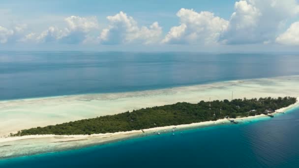 Letecký Pohled Krásný Ostrov Písečnou Pláží Tropickém Moři Mataking Ostrůvek — Stock video