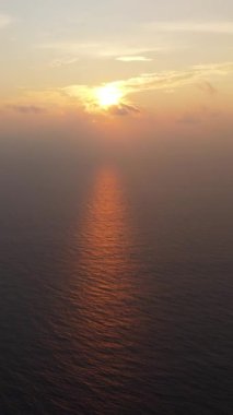 Okyanusun üzerinde güzel günbatımının hava aracı