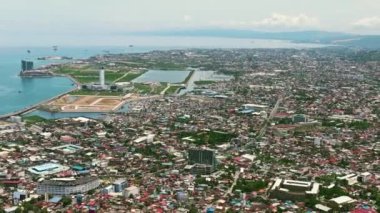 Cebu şehrindeki binaların ve gökdelenlerin havadan görüntüsü. Filipinler 'deki şehir manzarası.