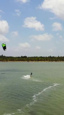 Uçurtmacıların havadan sudaki görüntüsü. Kalpitiya Sahili 'nde uçurtma. Sri Lanka.