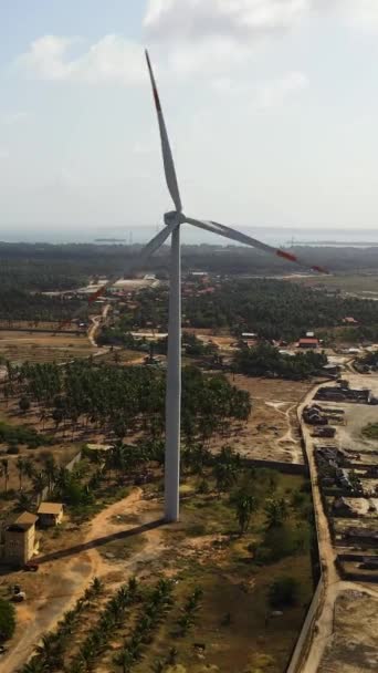 Pemandangan Teratas Dari Kincir Angin Untuk Produksi Energi Listrik Terbarukan — Stok Video