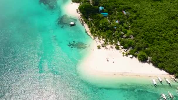 Górny Widok Plażę Tropikalnej Wyspie Błękitne Morze Wyspa Dziewicza Filipiny — Wideo stockowe