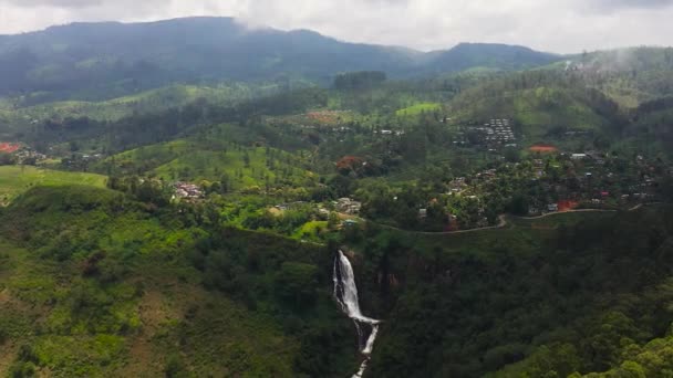 Köyleri Çay Tarlaları Olan Tepeler Arasındaki Şelale Manzarası Devon Şelaleleri — Stok video