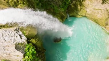 Yavaş çekimde şelalenin havadan görünüşü. Yeşil ormandaki Inambakan Şelalesi. Cebu, Filipinler.